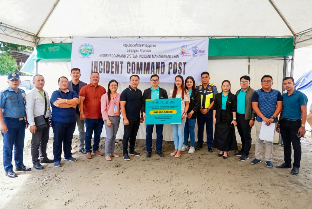 A symbolic P100,000 financial assistance contribution was presented by representatives of Vingroup's businesses in the Philippines to a representative of families who lost loved ones in the Mindanao earthquake, in coordination with local authorities in Saragani.