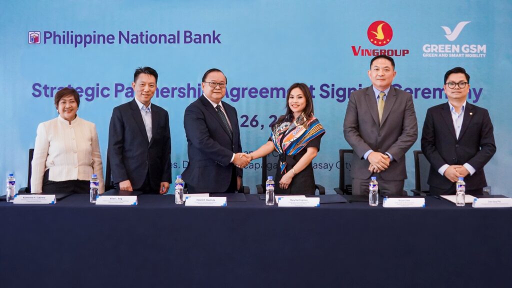 Ông Edwin R. Bautista, Chủ tịch kiêm Tổng Giám đốc Ngân hàng PNB (thứ 3 từ trái sang); bà Thủy Vũ Dropsey, Giám đốc Chiến lược Tài chính Quốc tế Tập đoàn Vingroup (Thứ 3 từ phải sang); ông Đào Quý Phi, Giám đốc điều hành Green SM Đông Nam Á (ngoài cùng bên phải) cùng đại diện các bên tại buổi lễ ký kết hợp tác giữa Green GSM và ngân hàng PNB.