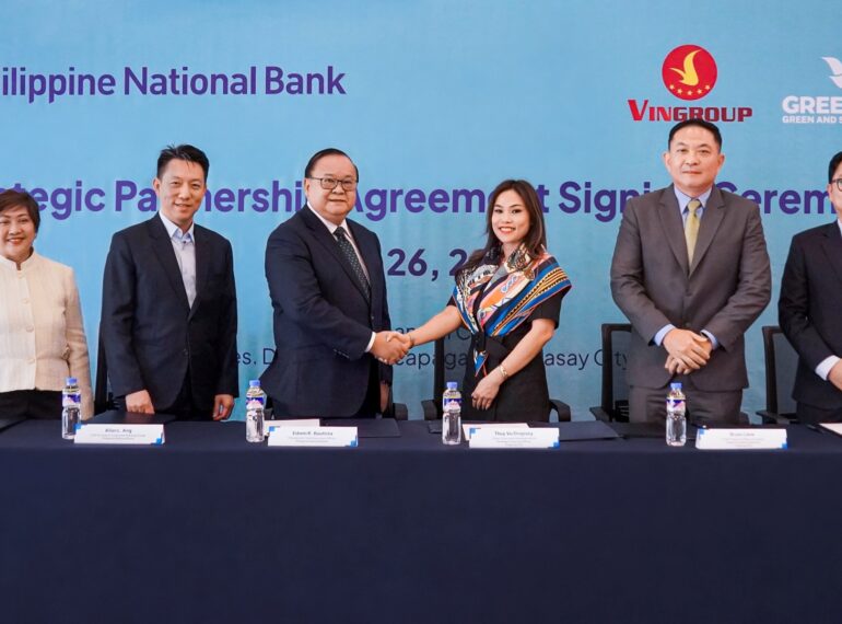 Mr. Edwin R. Bautista, President and Chief Executive Officer of Philippine National Bank (third from left); Ms. Thuy Dropsey, Director of International Financial Strategy at Vingroup (third from right); Mr. Dao Quy Phi, Chief Executive Officer of Green SM Southeast Asia (far right), together with representatives from both organizations at the signing ceremony of the partnership agreement between Green GSM and Philippine National Bank (PNB).