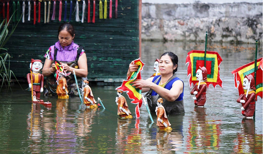 Hanoi Water Puppet Show in a glance. 