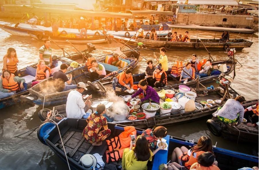 Cảnh sinh hoạt của người dân và du khách trên chợ nổi Cái Răng