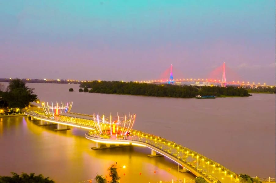 Bến Ninh Kiều về đêm 