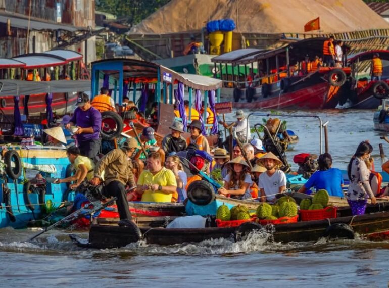 du khách trên chợ nổi cái răng