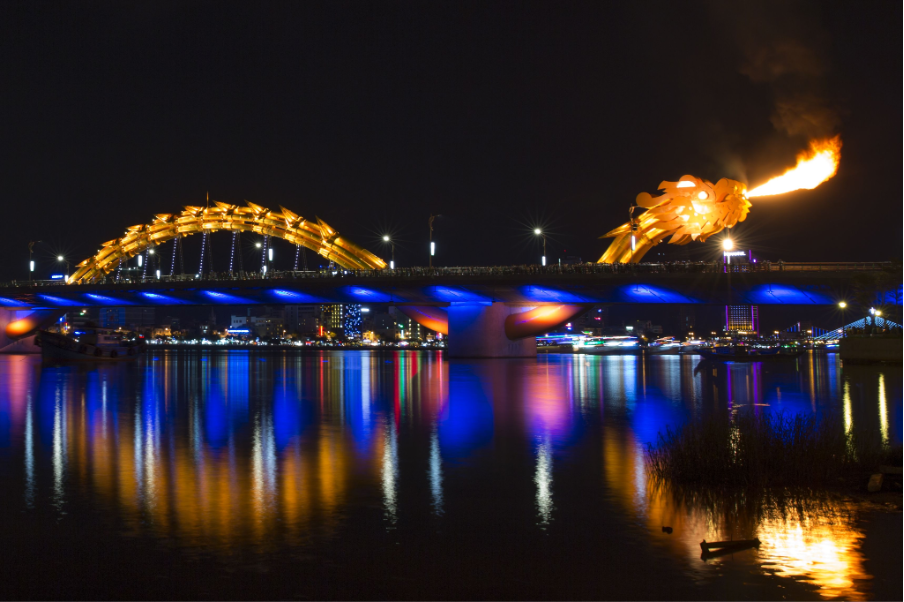 Dragon Bridge at night. 