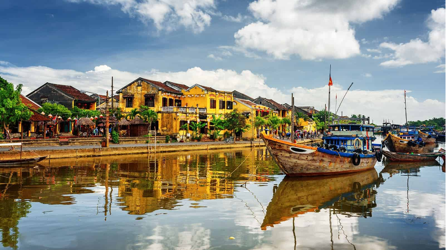 A beautiful photo of Thu Bon River, Hoi An Province. 