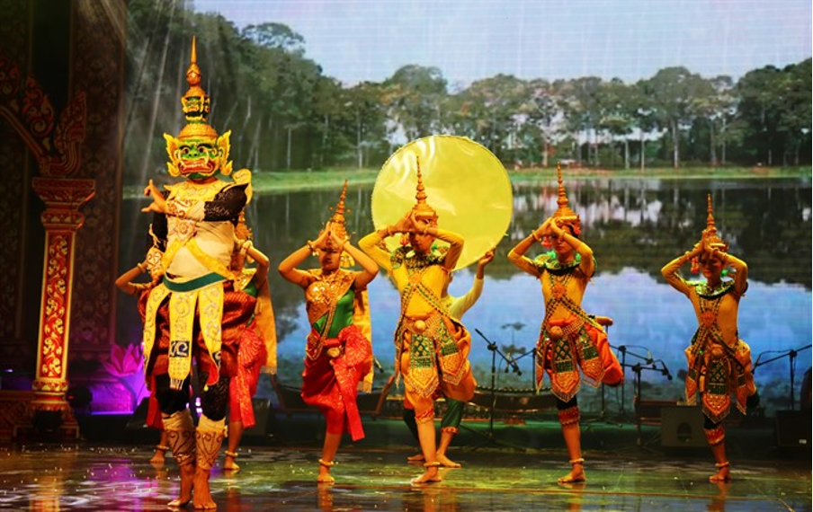 Vietnamese Khmer and their traditional dance. 