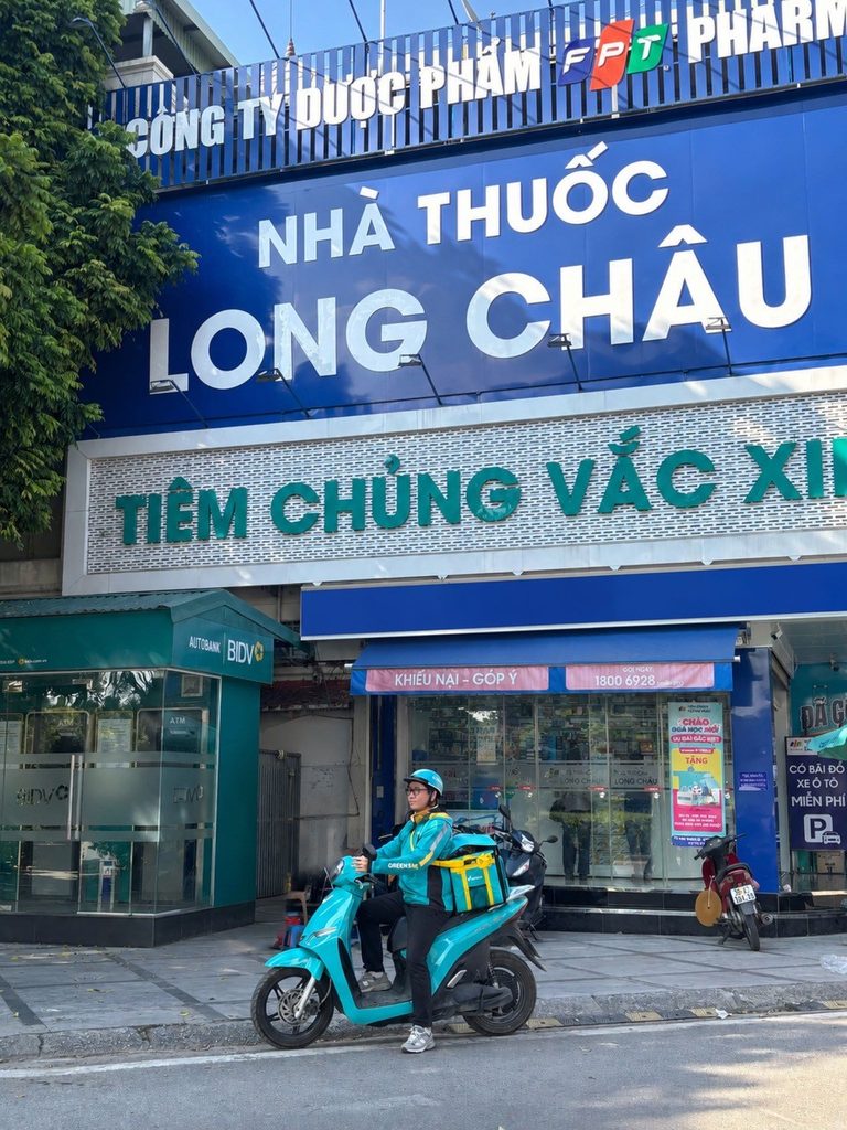 Green SM chuẩn bị giao các sản phẩm chăm sóc sức khỏe từ Nhà thuốc Long Châu bằng xe máy điện.
