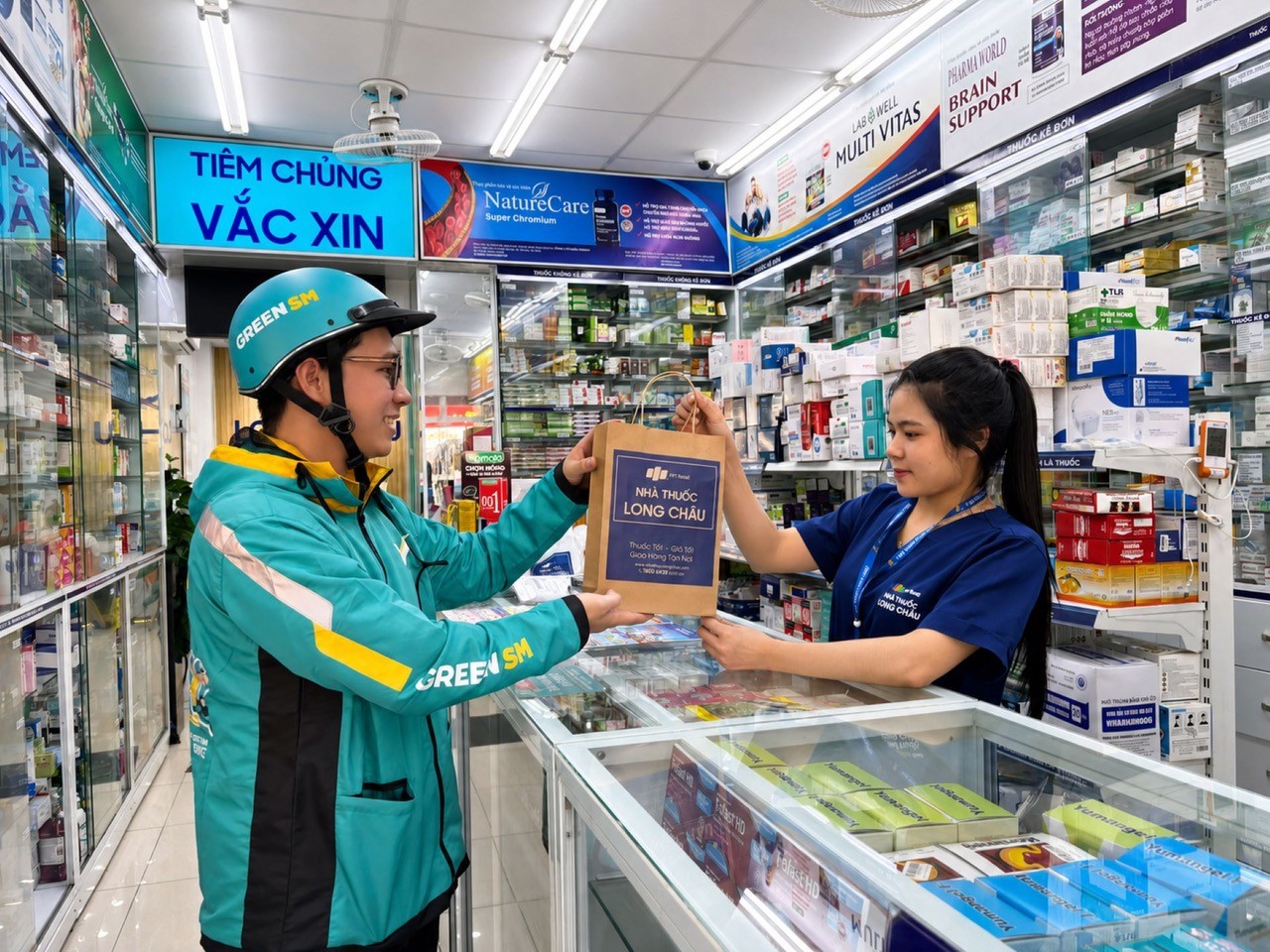 green-sm-hop-tac-voi-nha-thuoc-long-chau